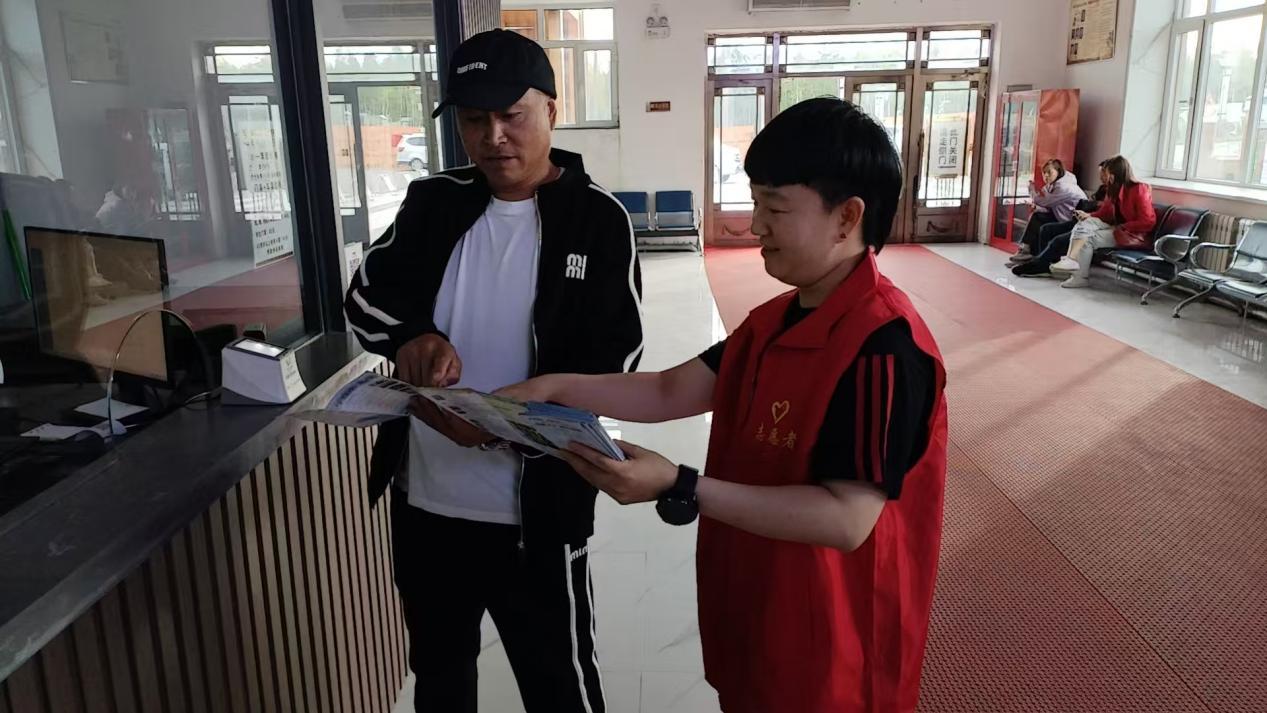 圖強(qiáng)林業(yè)局生態(tài)旅游發(fā)展公司開展志愿服務(wù)活動 旅游咨詢服務(wù)溫暖人心